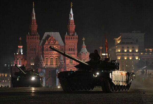 Tanque T-72B3 no ensaio do desfile militar na Praça Vermelha em Moscou, Rússia - Sputnik Brasil