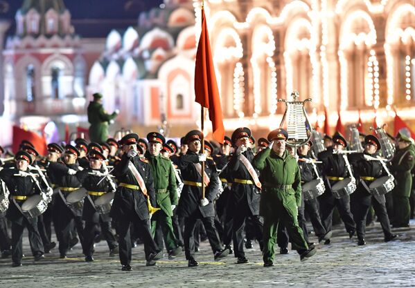 Desfile de militares no ensaio da parada militar realizada anualmente na Praça Vermelha, na capital russa de Moscou - Sputnik Brasil