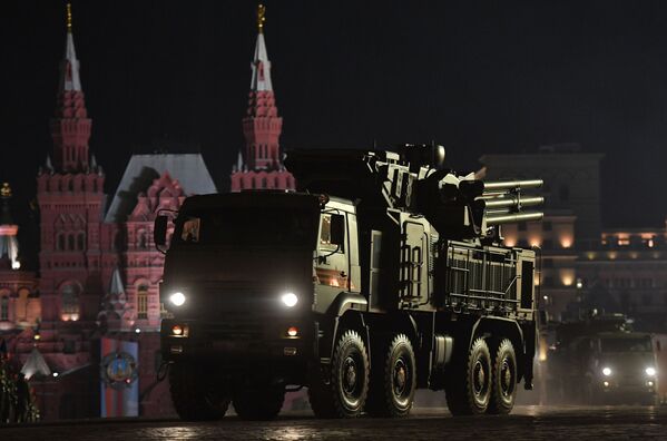Sistema antiaéreo de mísseis a artilharia Pantsir-S é mostrado no ensaio do desfile militar na Praça Vermelha, em Moscou, dedicado ao 74º aniversário da vitória na Grande Guerra Patriótica - Sputnik Brasil