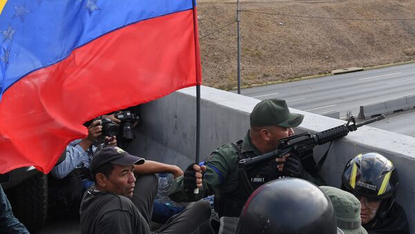 Militares leais a Guaidó defendem posição próxima à base La Carlota, em Caracas. - Sputnik Brasil