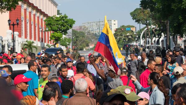 Apoiadores de Nicolás Maduro em Caracas, 30 de abril de 2019 - Sputnik Brasil