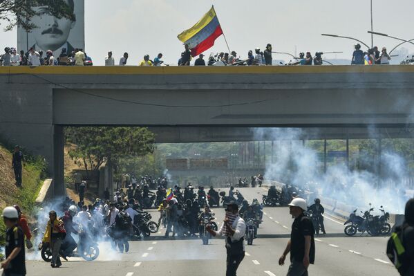 Confrontos entre oposição e Guarda Nacional perto da base aérea La Carlota, em Caracas - Sputnik Brasil
