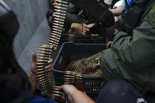 Soldados que se juntaram ao líder da oposição venezuelana, Juan Guaidó, entram em confronto contra as forças do governo, em Caracas - Sputnik Brasil