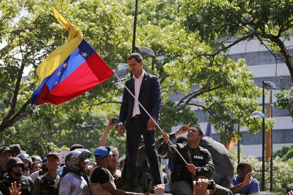 Líder da oposição venezuelana e presidente autoproclamado, Juan Guaidó, fala com os apoiadores perto da base aérea La Carlota, em Caracas - Sputnik Brasil