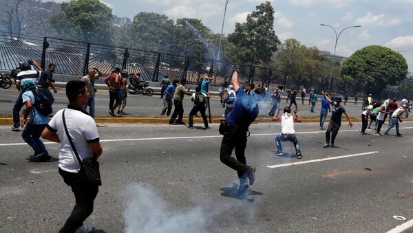 A oposição e a Guarda Nacional Bolivariana entraram em confronto perto da base aérea La Carlota, em Caracas - Sputnik Brasil