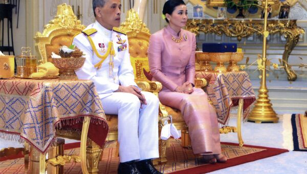 Rei da Tailândia Maha Vajiralongkorn Bodindradebayavarangkun e a Rainha Suthida Vajiralongkorn em Bangkok, Tailândia. - Sputnik Brasil