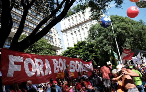 Sindicalistas seguram uma faixa com Fora Bolsonaro durante um comício em São Paulo. - Sputnik Brasil