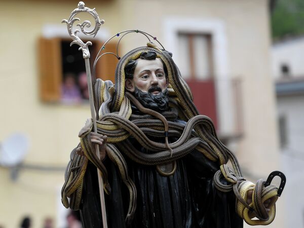 Estátua de São Domingos de Gusmão coberta de cobras durante a celebração do festival anual dos Serpari nas ruas da vila italiana de Cocullo - Sputnik Brasil