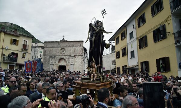 Pessoas segurando a estátua de São Domingos de Gusmão coberta de cobras no decorrer da celebração do festival dos Serpari nas ruas da vila italiana de Cocullo - Sputnik Brasil