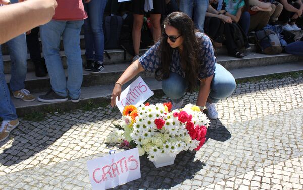 Uma participante do protesto contra xenofobia contra alunos brasileiros da Faculdade de Direito da Universidade de Lisboa na frente da instituição - Sputnik Brasil