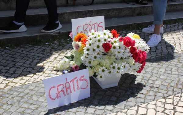 No protesto de 2 de maio, os estudantes ofereceram flores a quem passava, em uma alusão às pedras usadas na ação anterior - Sputnik Brasil