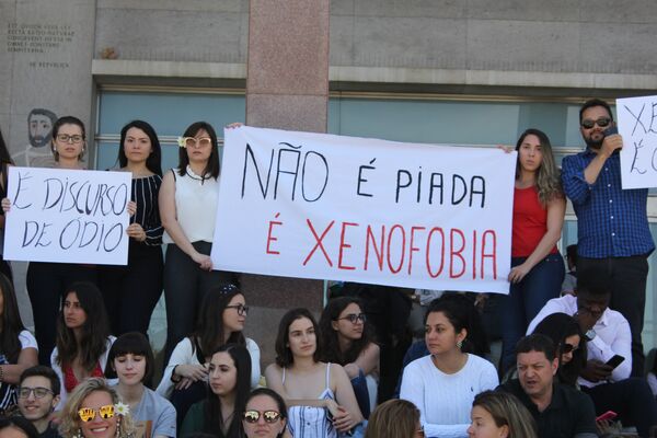 Participantes do protesto condenando a xenofobia contra alunos brasileiros da Faculdade de Direito da Universidade de Lisboa - Sputnik Brasil