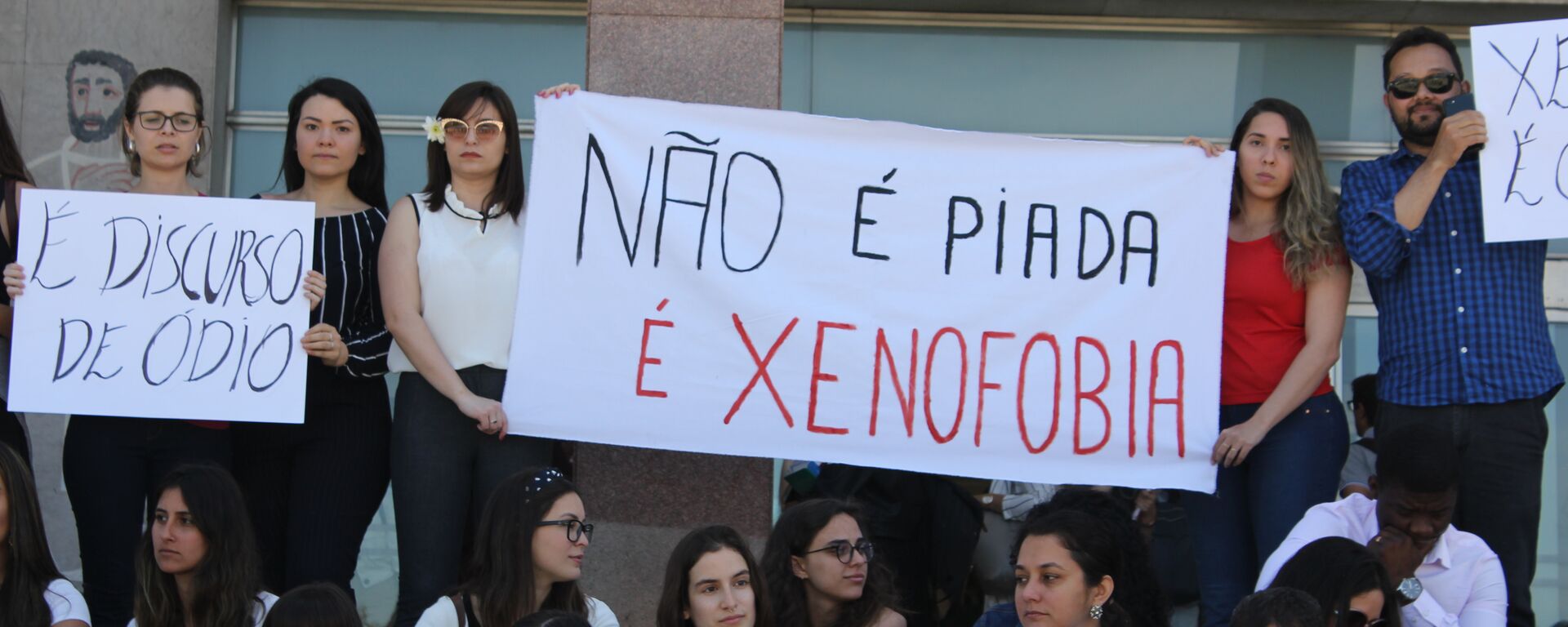 Participantes do protesto condenando a xenofobia contra alunos brasileiros da Faculdade de Direito da Universidade de Lisboa (foto de arquivo) - Sputnik Brasil, 1920, 23.04.2021