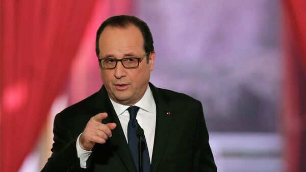 O presidente francês, François Hollande, durante uma coletiva no palácio do Eliseu em fevereiro de 2015 - Sputnik Brasil