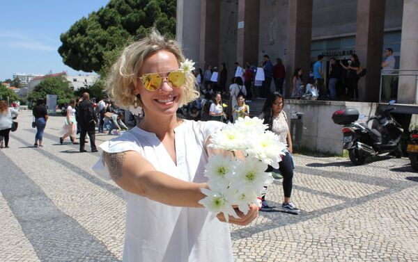 Estudante Flora Ferreira de Almeida oferecendo flores aos alunos - Sputnik Brasil