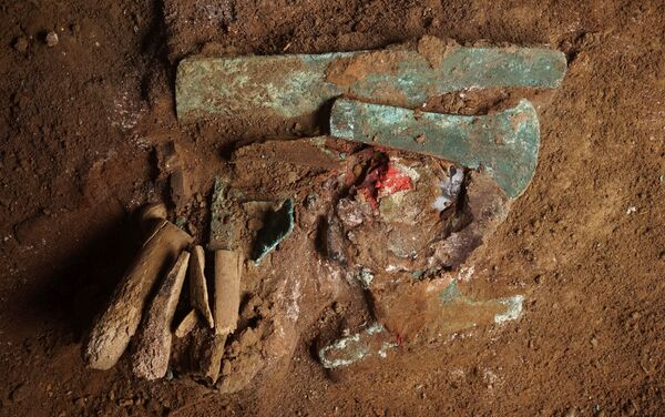 Objetos metálicos são encontrados junto aos ossos durante expedição no Peru - Sputnik Brasil