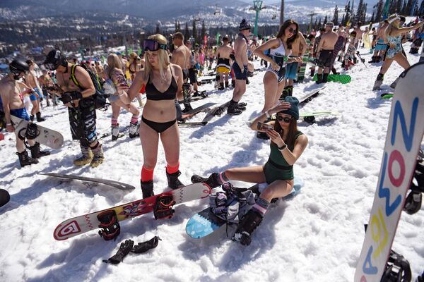 Participantes do festival Grelkafest que reuniu centenas de esquiadores vestidos apenas com roupas de banho ou outros trajes menos convencionais - Sputnik Brasil