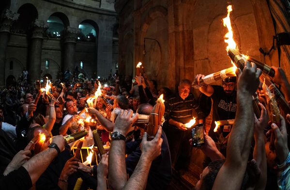 Cristãos ortodoxos celebram o rito do Fogo Sagrado pascal na Igreja do Santo Sepulcro, em Jerusalém - Sputnik Brasil