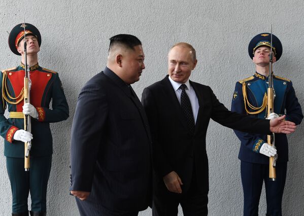 Presidente russo Vladimir Putin e o líder norte-coreano Kim Jong-un durante a cúpula na Universidade Federal do Extremo Oriente, na ilha Russky, em Vladivostok - Sputnik Brasil