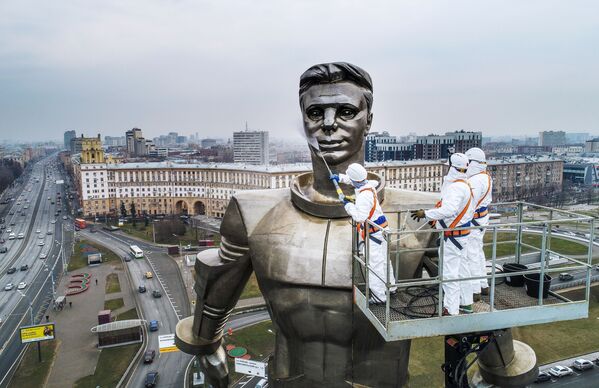 Funcionários municipais limpam o monumento a Yuri Gagarin, primeira pessoa a viajar no espaço, em Moscou - Sputnik Brasil