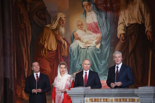 Presidente russo, Vladimir Putin, e primeiro-ministro Dmitry Medvedev atendem à missa da Páscoa na Catedral de Cristo Salvador, em Moscou - Sputnik Brasil