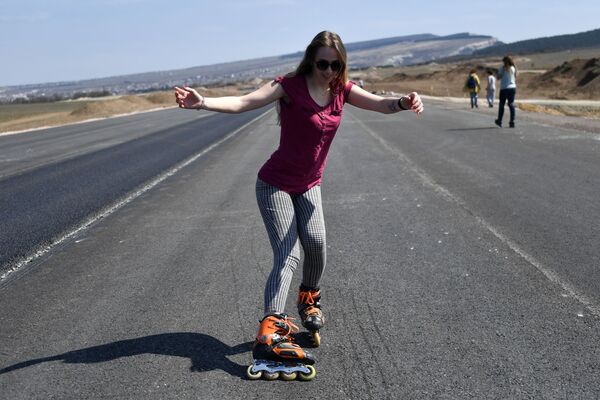 Uma mulher anda em patins em linha na Crimeia - Sputnik Brasil
