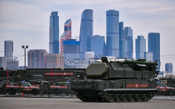 Veículos militares que participarão da tradicional Parada da Vitória em 9 de maio são transportados do polígono de Alabino, nos arredores de Moscou, para o centro da capital russa - Sputnik Brasil