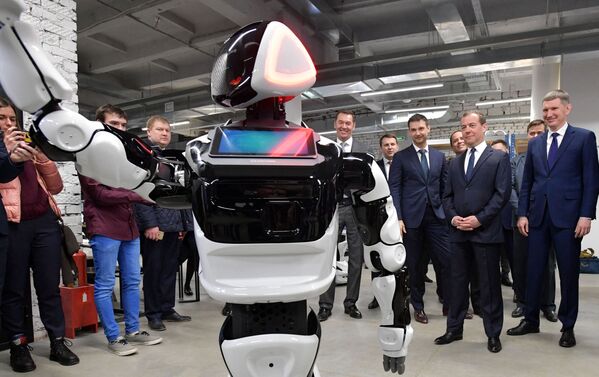 O primeiro-ministro russo Dmitry Medvedev observa o robô russo do modelo Promobot em ação - Sputnik Brasil