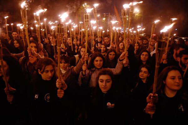 Participantes da procissão de velas em Erevan rumam ao memorial de Tsitsernakaberd, que recorda o genocídio do povo armênio de 1915 - Sputnik Brasil