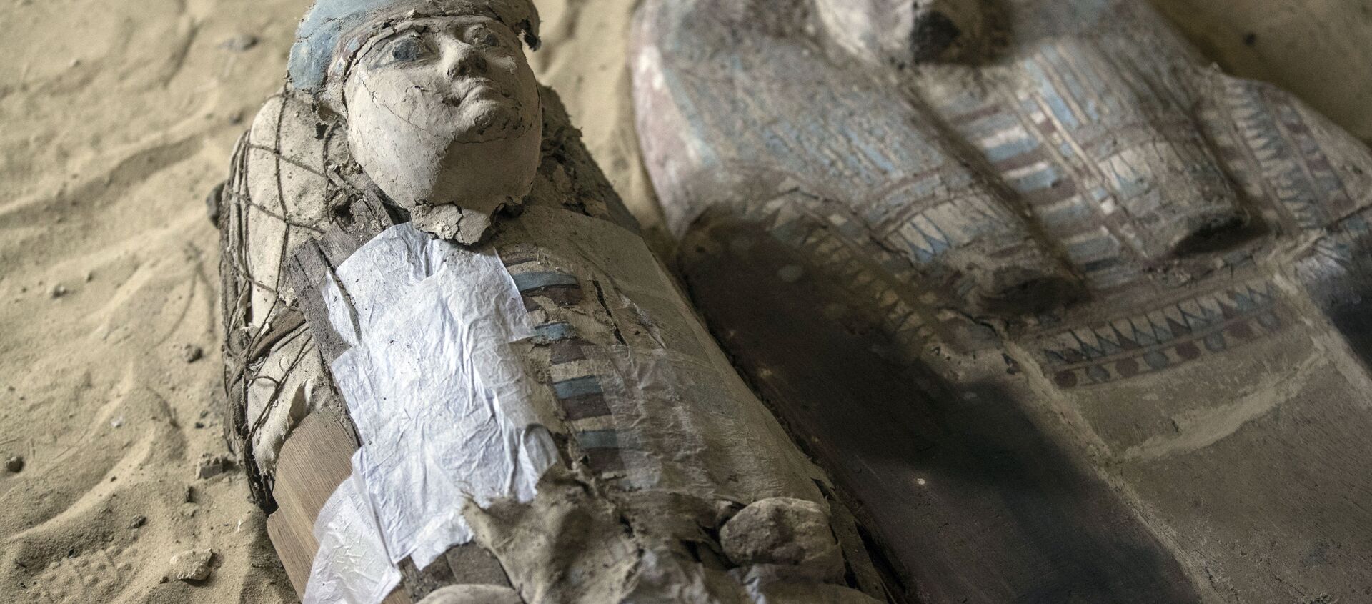 Sarcófagos achados dentro de tumba no Planalto de Gizé, a sudeste do Cairo, Egito, 4 de maio de 2019 - Sputnik Brasil, 1920, 22.01.2021