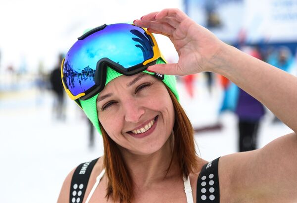 Mulher posa para foto com óculos de proteção esportivos durante o festival na neve Khibiny-Bikini 2019, em Kirovsk, na região russa de Murmansk - Sputnik Brasil