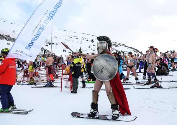 Pessoas fantasiadas participam do festival Khibiny-Bikini 2019, realizado na estação de esqui Bolshoi Vudyavr, na cidade russa de Kirovsk - Sputnik Brasil