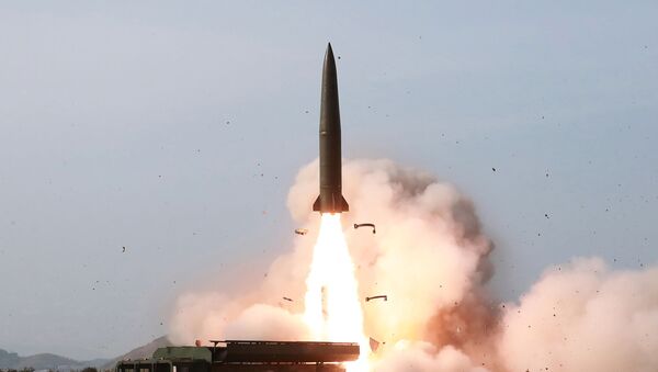 Militares norte-coreanos realizam lançamento de míssil do curto alcance em 4 de maio - Sputnik Brasil