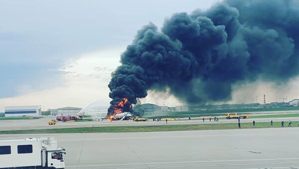 Avião pega fogo no Aeroporto de Sheremetyevo, em Moscou - Sputnik Brasil