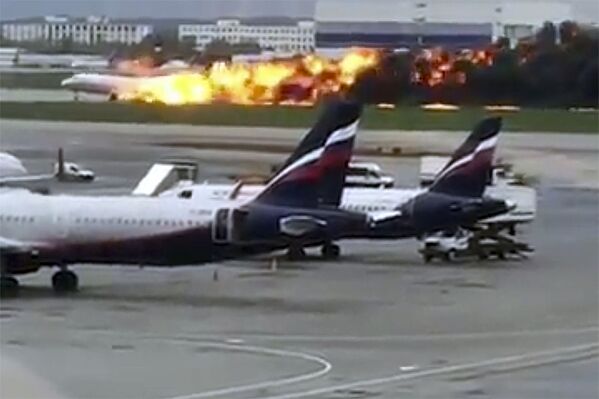 Avião Sukhoi Superjet 100 (SSJ100) da companhia aérea Aeroflot em chamas corre pela pista de aterrissagem no Aeroporto Internacional Sheremetyevo - Sputnik Brasil
