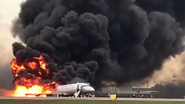 Fumaça preta se levanta de avião SSJ100 que fez pouso de emergência perto de Moscou - Sputnik Brasil
