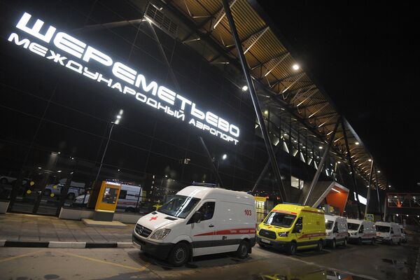 Ambulâncias estacionadas em frente à entrada do Aeroporto Internacional Sheremetyevo - Sputnik Brasil