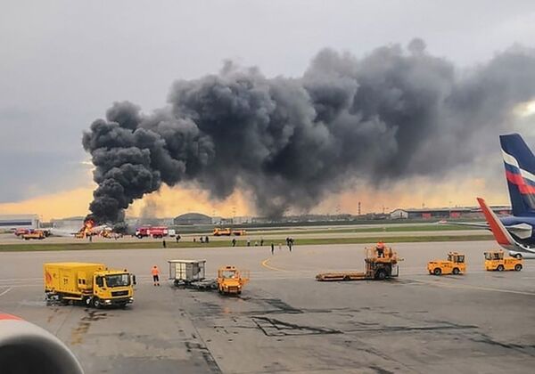 Avião da companhia Aeroflot que pegou fogo no ar corre pela pista de aterrissagem no Aeroporto Sheremetyevo - Sputnik Brasil