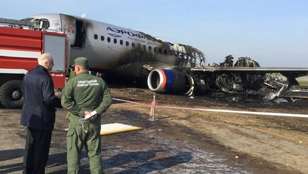 Chefe do Comitê de Investigação da Rússia Aleksandr Bastrykin (à esquerda) está no local do incêndio no Aeroporto Sheremetyevo - Sputnik Brasil