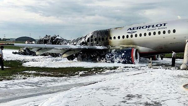 Aeronave Sukhoi SSJ100, da companhia aérea Aeroflot, coberta de espuma após pouso de emergência no aeroporto de Sheremetyevo, em Moscou, Rússia, 5 de maio de 2019 - Sputnik Brasil