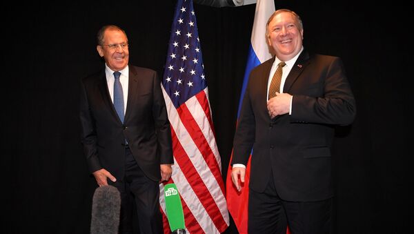 O Secretário de Estado dos EUA, Mike Pompeo, e o Ministro das Relações Exteriores da Rússia, Sergei Lavrov, posam para a imprensa após encontro às margens da Reunião Ministerial do Conselho do Árctico, em Rovaniemi, na Finlândia. - Sputnik Brasil