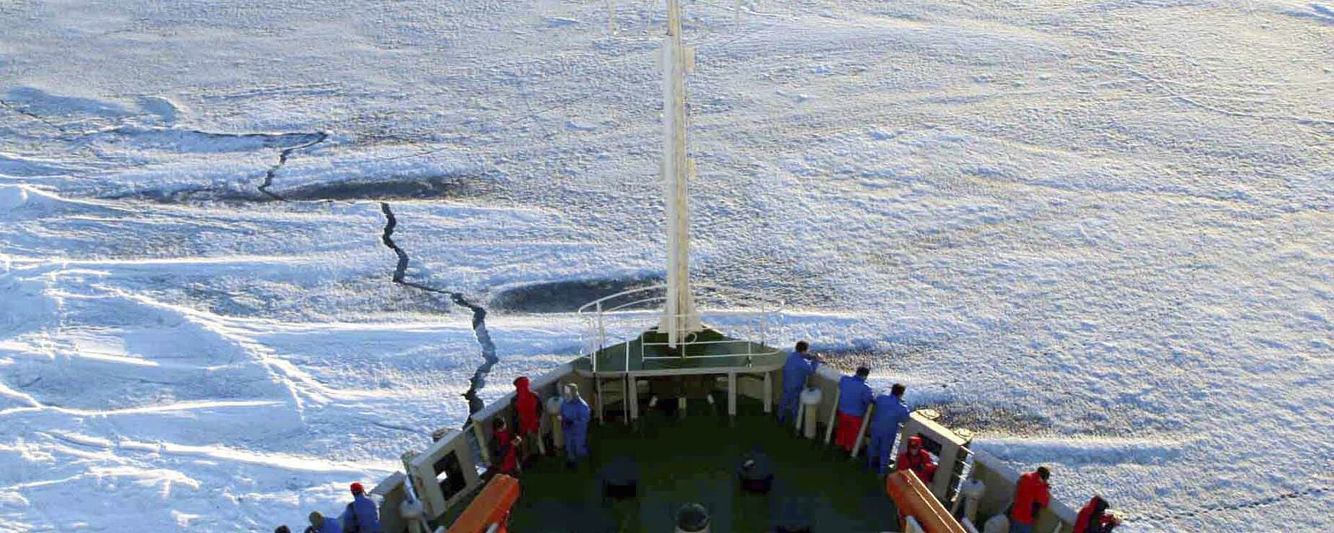Membros da Equipe de Pesquisa Antártica Chinesa navegando rumo ao continente a bordo do navio de expedição polar Xuelong. - Sputnik Brasil, 1920, 16.02.2024