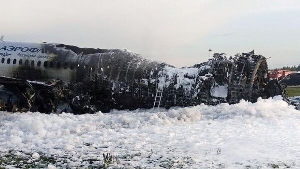 Aeronave Sukhoi SSJ100, da companhia aérea Aeroflot, coberta de espuma após pouso de emergência no aeroporto de Sheremetyevo, em Moscou, Rússia, 5 de maio de 2019 - Sputnik Brasil