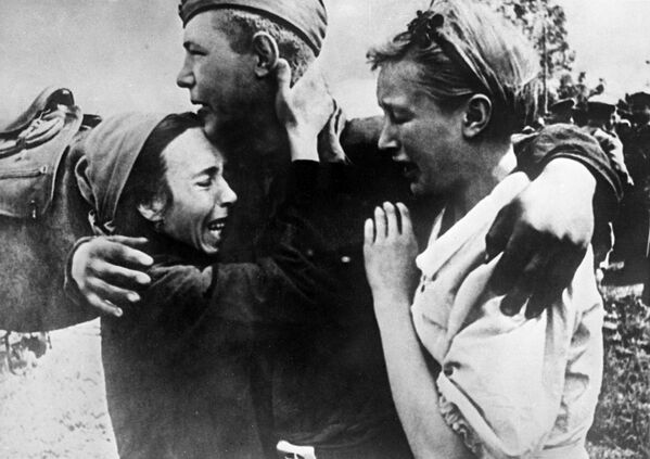 Um soldado do Exército Vermelho encontra suas irmãs que escaparam da morte, 1943 - Sputnik Brasil