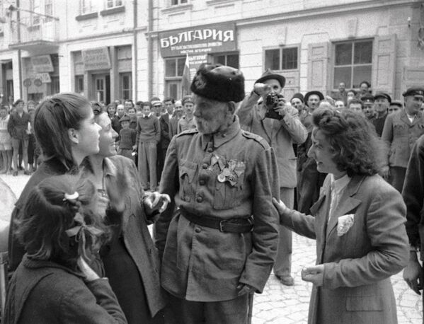 Veterano da Guerra da Turquia fala com meninas em uma cidade búlgara, libertada dos nazistas - Sputnik Brasil