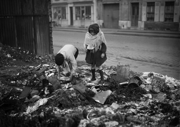 Crianças remexem no lixo em uma das ruas de Paris, janeiro de 1945 - Sputnik Brasil
