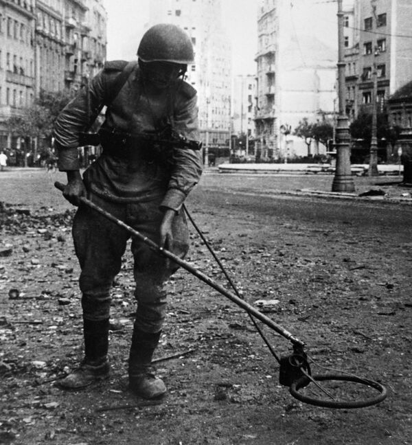 Sapador soviético durante desminagem de uma das praças de Belgrado - Sputnik Brasil