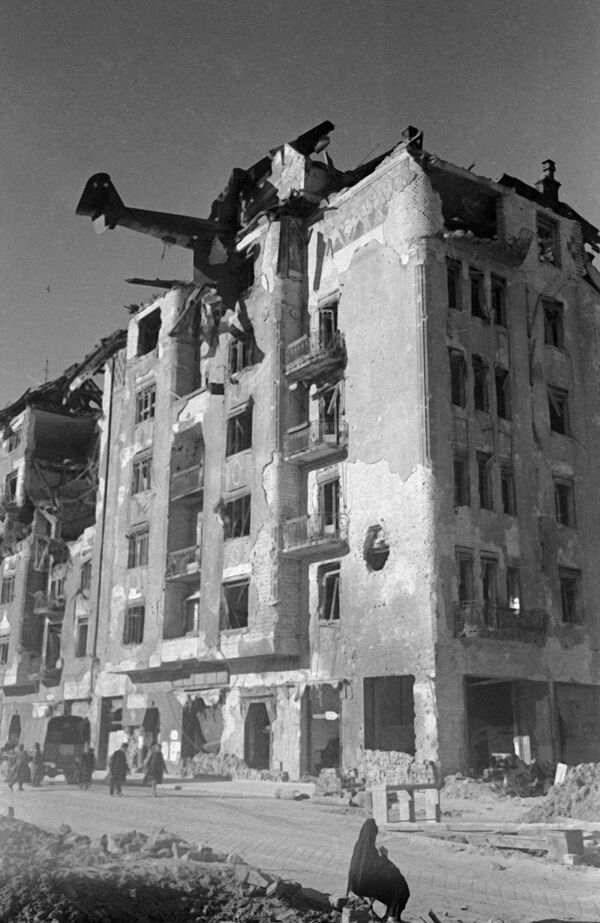 Planador de assalto alemão DFS 230 que colidiu com um edifício em uma das ruas de Budapeste - Sputnik Brasil