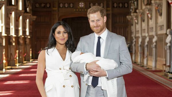 Príncipe da Grã-Bretanha Harry e Meghan, Duquesa de Sussex, durante foto de imprensa com seu filho recém-nascido, em St George Hall no Castelo de Windsor. - Sputnik Brasil
