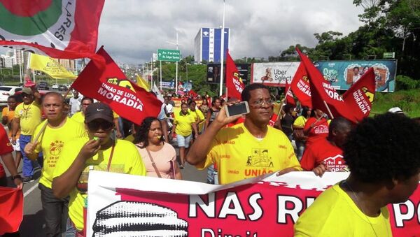 Manifestantes da União Nacional por Moradia Popular participam de protesto em defesa do Minha Casa, Minha Vida Entidades, em Salvador, Bahia. - Sputnik Brasil